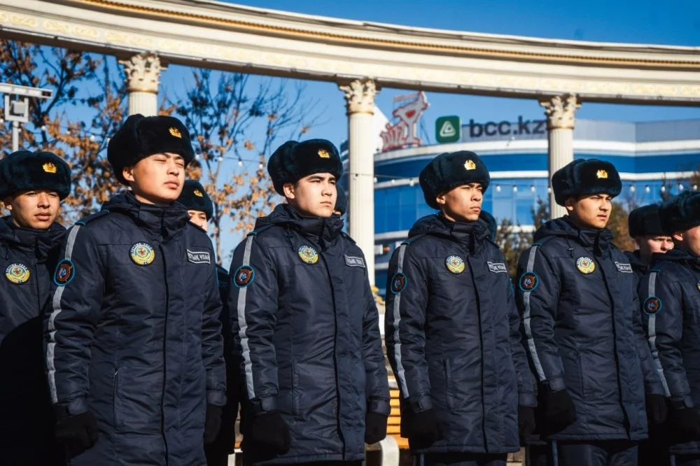 В областном центре в честь Дня Республики подняли Государственный флаг — Фото 4