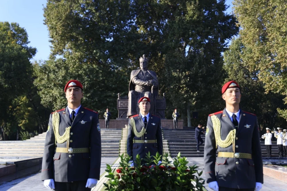 Генеральный консул Казахстана принял участие в церемонии возложения цветов к памятнику Амиру Темуру — Фото 5