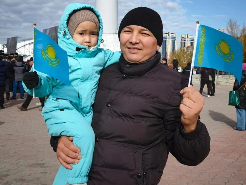 Государственный флаг в честь Дня Республики торжественно подняли в Караганде