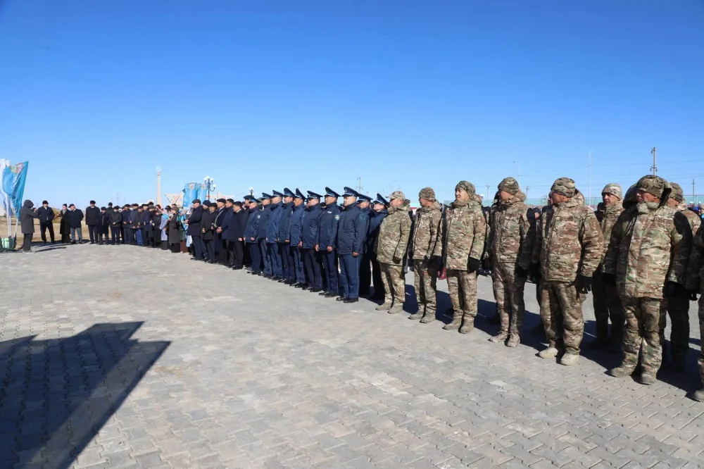 В честь Дня Республики состоялась церемония поднятия Государственного Флага — Фото 3
