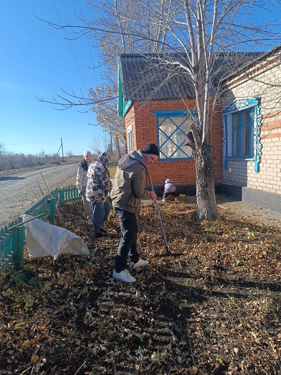 В селе Барвиновка прошел субботник в рамках программы «Таза Қазақстан» — Фото 4