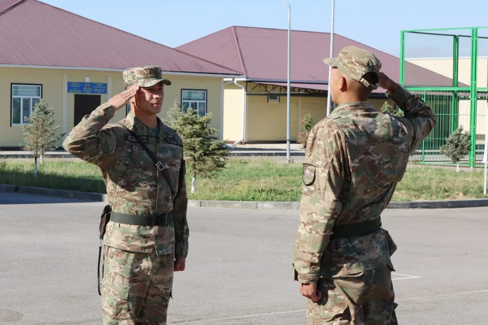 День Республики: получивший погоны из рук Президента офицер Национальной гвардии обучает молодых солдат — Фото 4