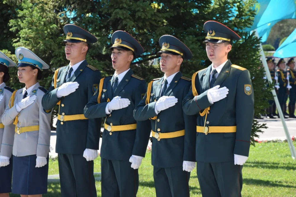 День Республики: получивший погоны из рук Президента офицер Национальной гвардии обучает молодых солдат — Фото 6