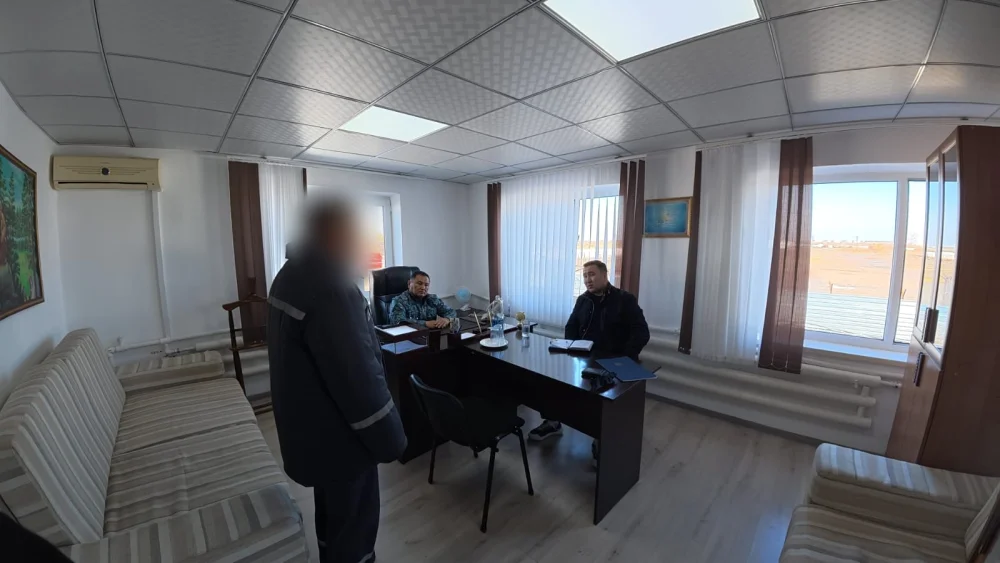 Представитель Уполномоченного по правам человека в Республике Казахстан по Карагандинской области К. М. Бейсенбеков провёл личный приём осуждённых в учреждениях уголовно-исполнительной системы региона — Фото 3
