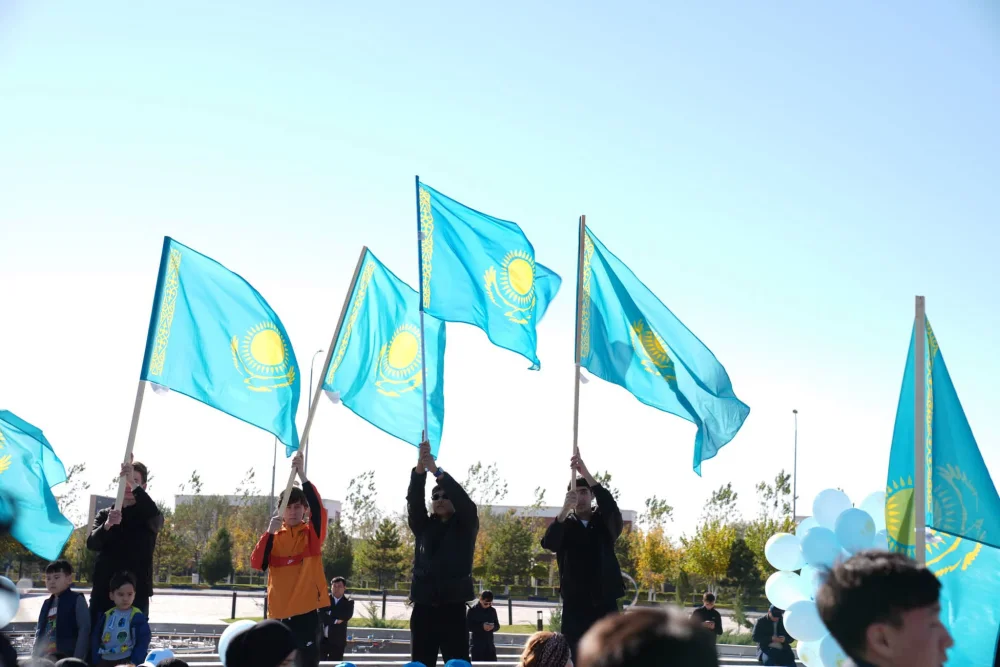 В ТУРКЕСТАНСКОЙ ОБЛАСТИ ПОДНЯЛИ ГОСУДАРСТВЕННЫЙ ФЛАГ И ОТДАЛИ ДАНЬ УВАЖЕНИЯ ГОЛУБОМУ ПОЛОТНУ — Фото 6