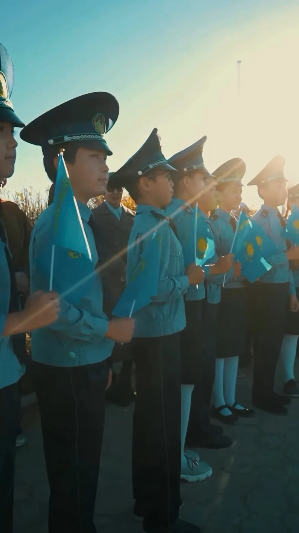 В ЧЕСТЬ ДНЯ РЕСПУБЛИКИ СОСТОЯЛАСЬ ЦЕРЕМОНИЯ ПОДНЯТИЯ ФЛАГА — Фото 1