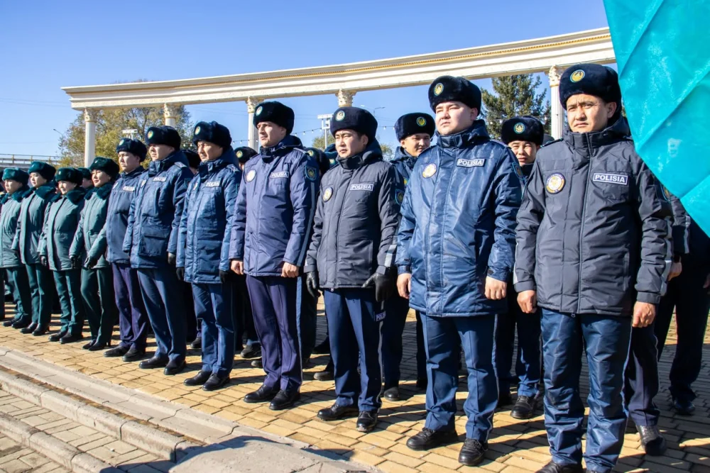 Полиция ВКО приняла участие в церемонии поднятия Государственного Флаг — Фото 2