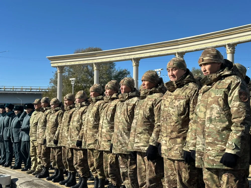 Спасатели ВКО приняли участие в торжественной церемонии ко Дню Республики — Фото 3