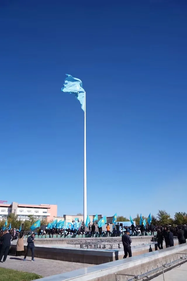 В ТУРКЕСТАНСКОЙ ОБЛАСТИ СОСТОЯЛАСЬ ЦЕРЕМОНИЯ ПОДНЯТИЯ ГОСУДАРСТВЕННОГО ФЛАГА В ЧЕСТЬ ДНЯ РЕСПУБЛИКИ — Фото 3