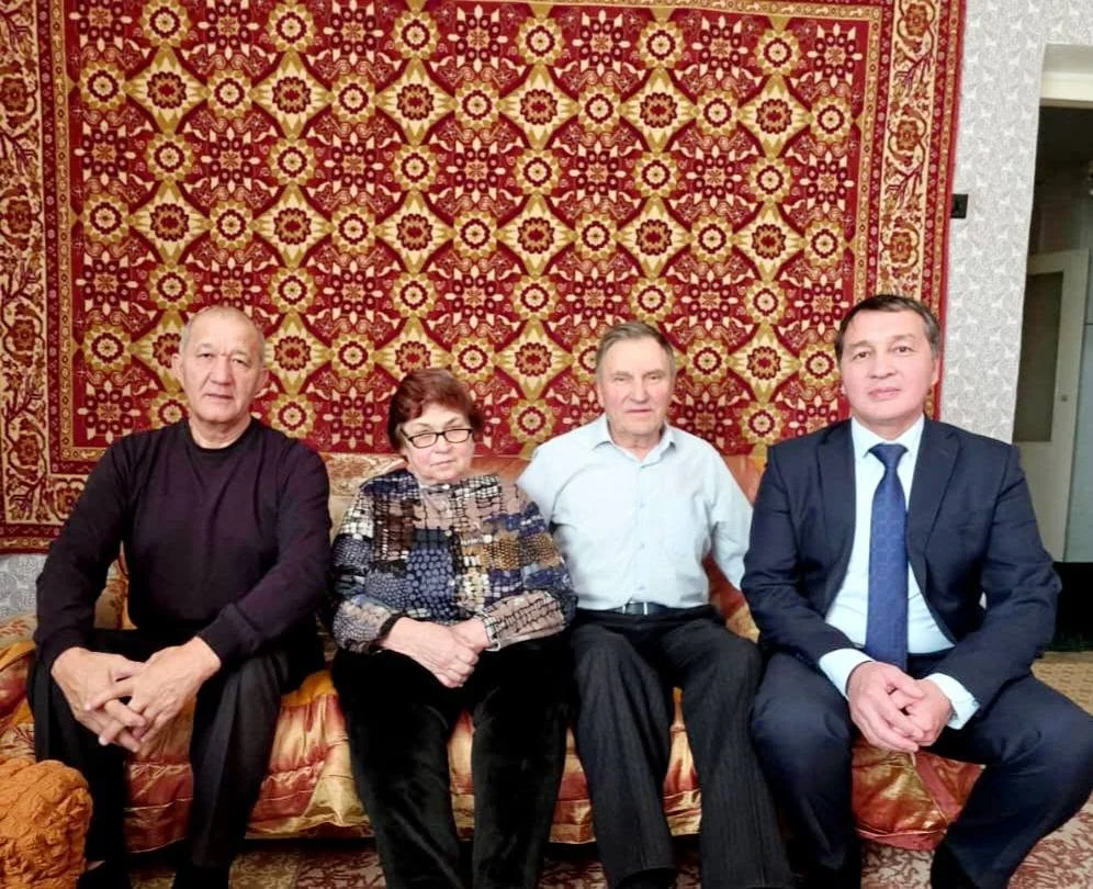 В рамках традиционного месячника поддержки пожилых людей аким Айыртауского района Мейрам Мендыбаев посетил семью Мигаль в селе Арыкбалык Арыкбалыкского сельского округа.