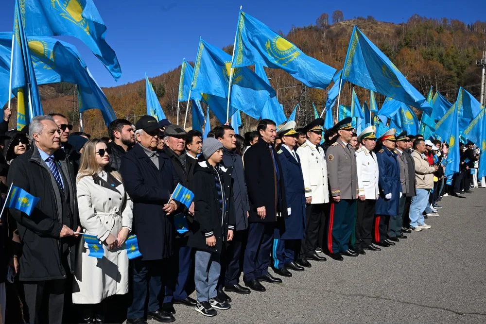 В Алматы в честь Дня Республики подняли Государственный флаг — Фото 2