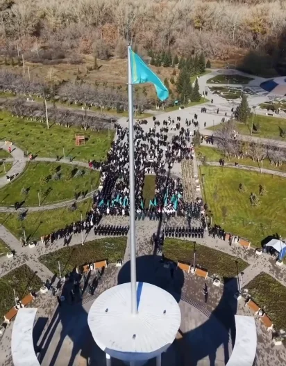 В СЕМЕЕ В ЧЕСТЬ ДНЯ РЕСПУБЛИКИ ТОРЖЕСТВЕННО ПОДНЯЛИ ГОСУДАРСТВЕННЫЙ ФЛАГ!