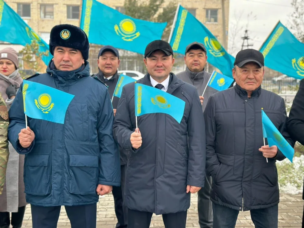 В честь Дня Республики на площади районного акимата состоялась торжественная церемония поднятия главного Государственного флага Осакаровского района — Фото 2