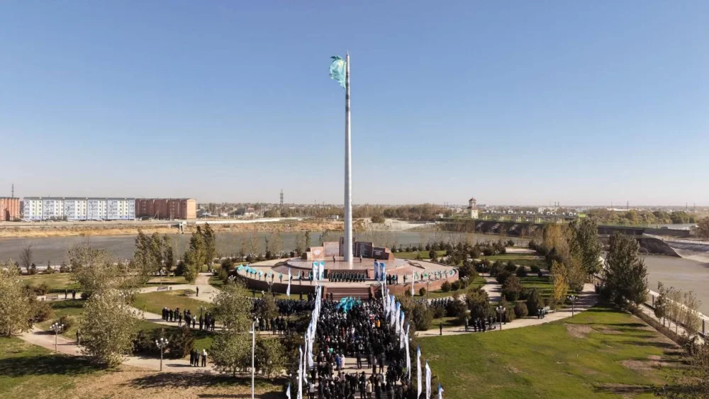 Состоялась церемония поднятия Государственного флага — Фото 2