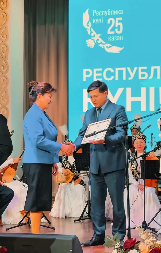 В Алмалинском районе состоялся торжественный концерт посвященный Дню Республики — Фото 3