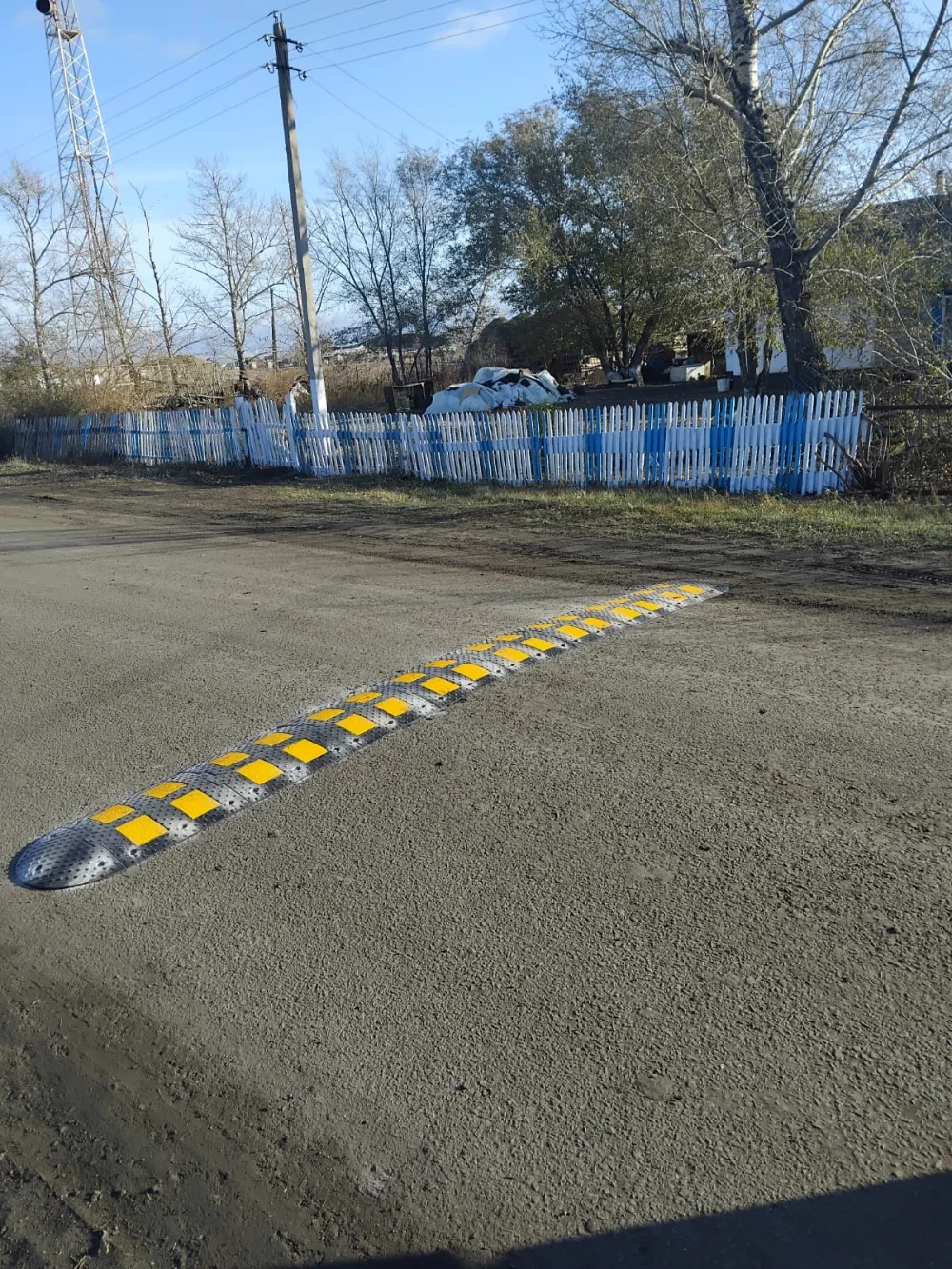 Установка искусственных дорожных неровностей и дорожных знаков — Фото 1