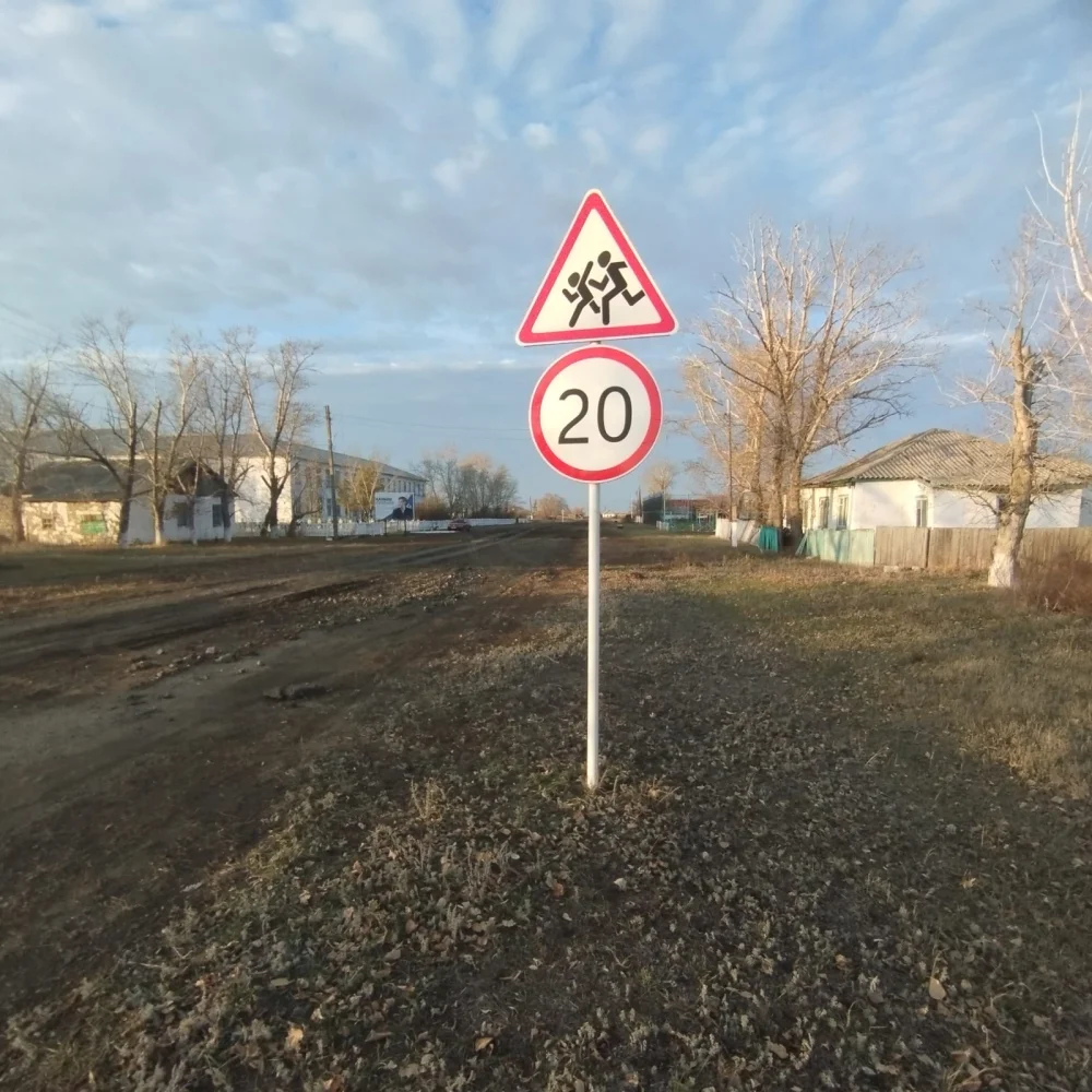 Установка искусственных дорожных неровностей и дорожных знаков — Фото 3