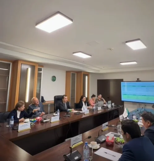 В Алматы обсудили дальнейшее развитие пенсионной системы Казахстана. В рабочей встрече приняли участие министр труда и социальной защиты населения РК Аскарбек Ертаев, председатель правления ЕНПФ Жанат Курманов, а также эксперты финансового сектора Болат Жамишев и Елена Бахмутова.