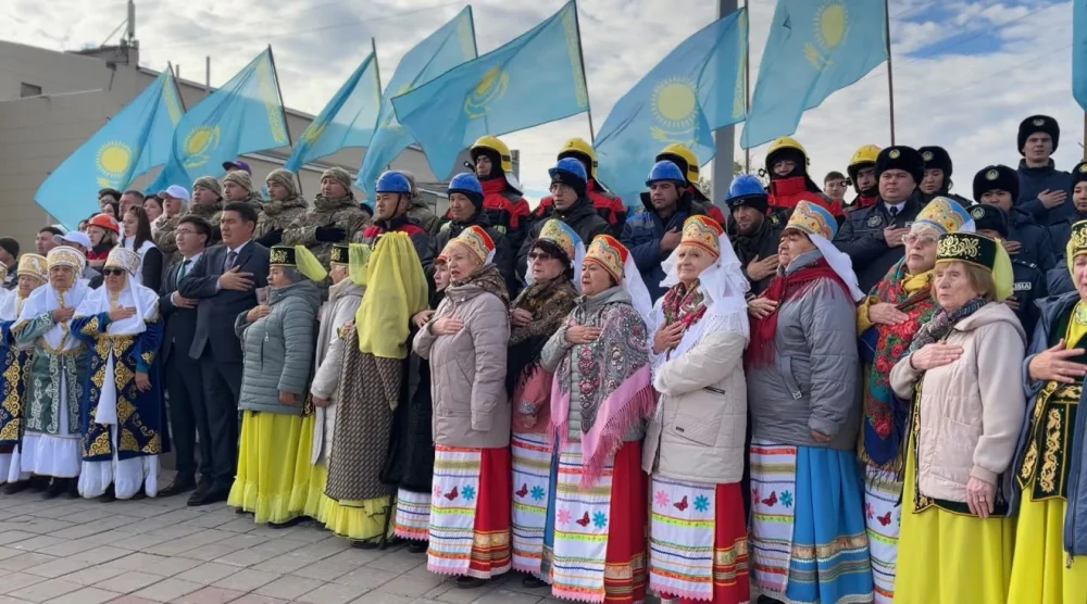 В Шахтинске состоялось торжественное исполнение Государственного гимна Республики Казахстан — Фото 3