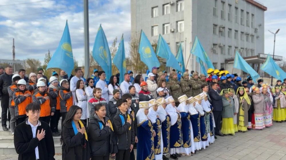 В Шахтинске состоялось торжественное исполнение Государственного гимна Республики Казахстан — Фото 2