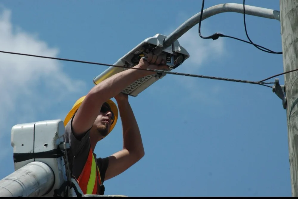 В Жаркаинском районе продолжается работа по освещению улиц — Фото 2
