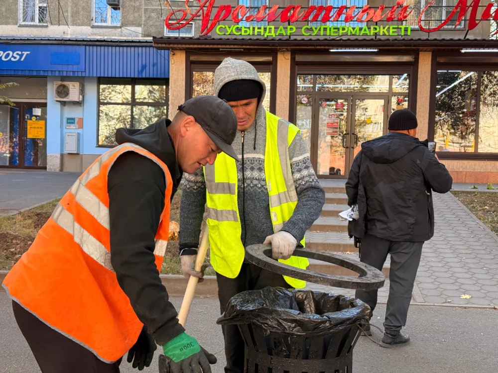 В Ауэзовском районе в рамках инициативы «Таза Қазақстан» высадили 100 саженцев деревьев — Фото 16