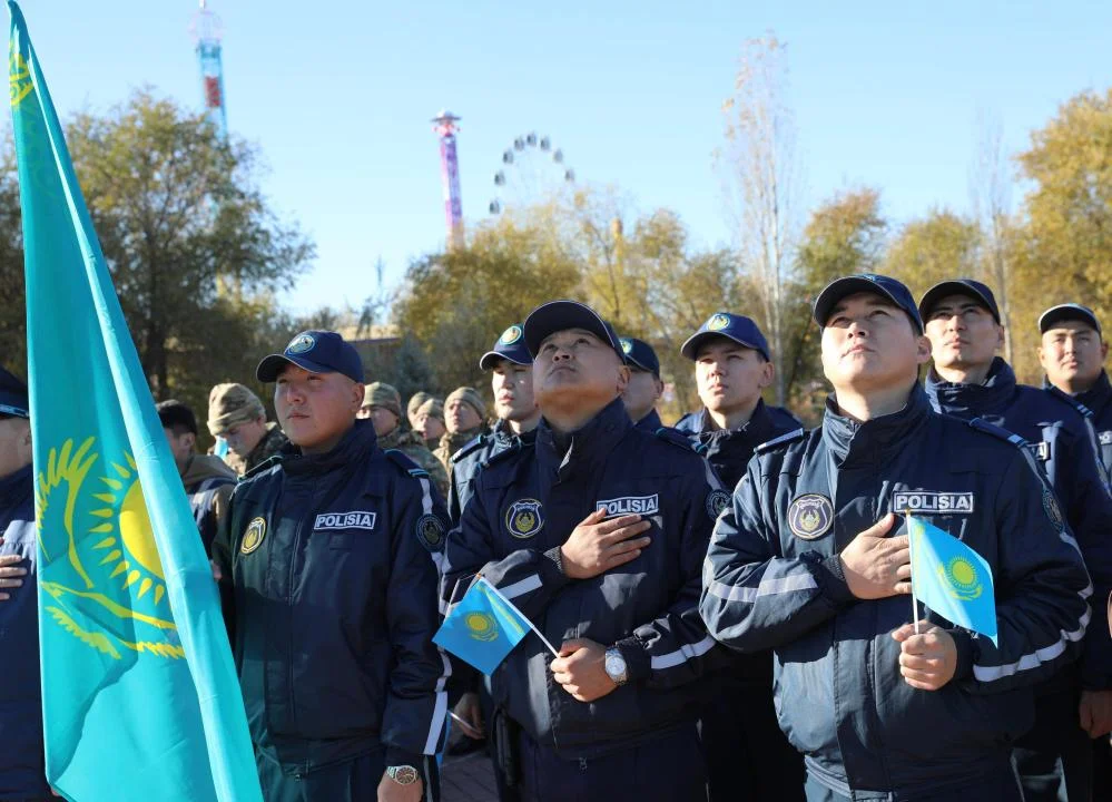 В Актобе подняли Государственный флаг в честь Дня Республики — Фото 4