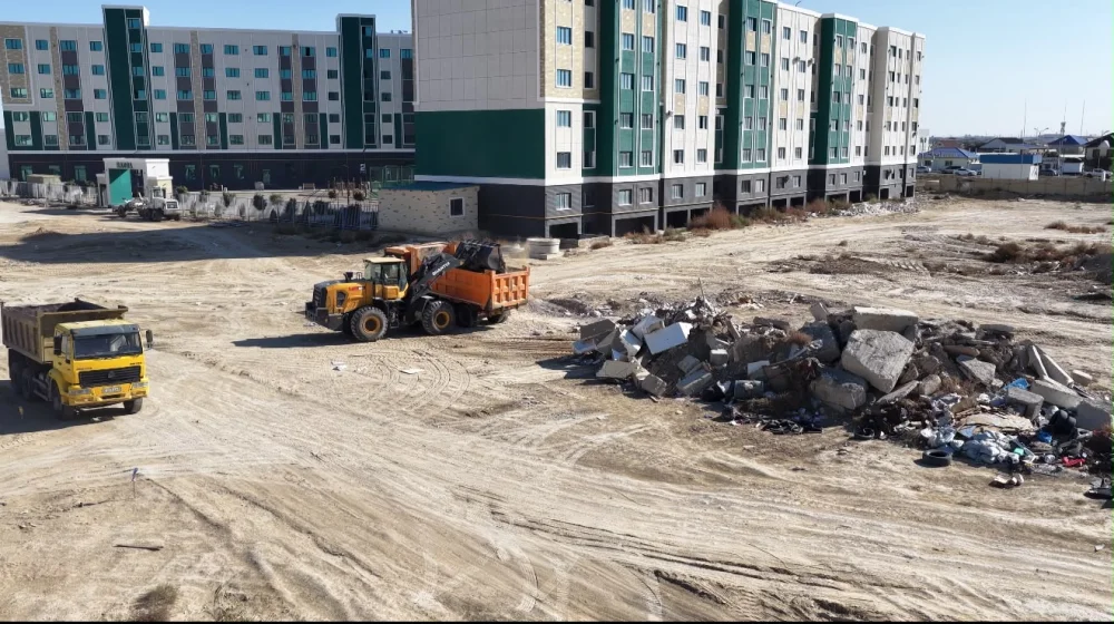 В 29А микрорайоне Актау ликвидируют незаконную мусорную свалку — Фото 1