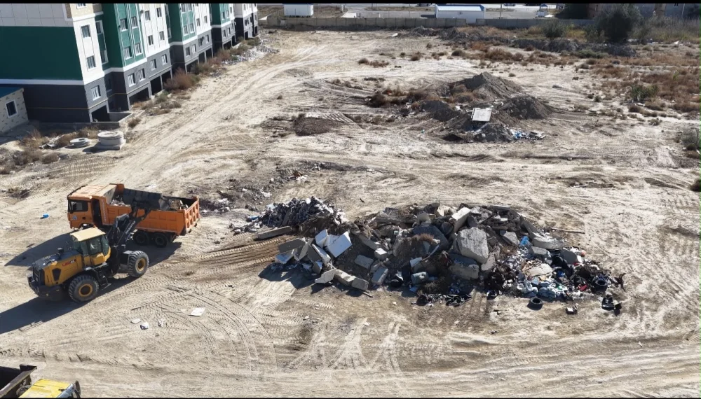 В 29А микрорайоне Актау ликвидируют незаконную мусорную свалку — Фото 2