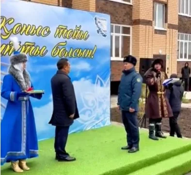 В День Республики акмолинским полицейским вручили ключи от квартир и служебных автомобилей — Фото 1