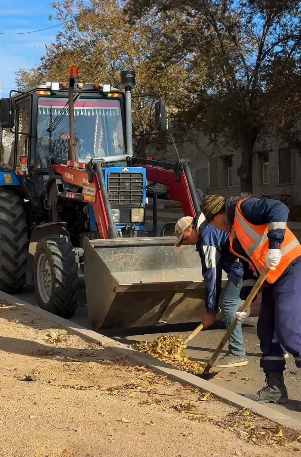 В Балхаше ежедневно проводятся работы по осенней уборке города
