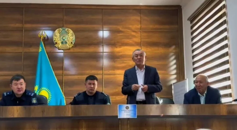 В Туркестанской области поздравили ветерана ОВД