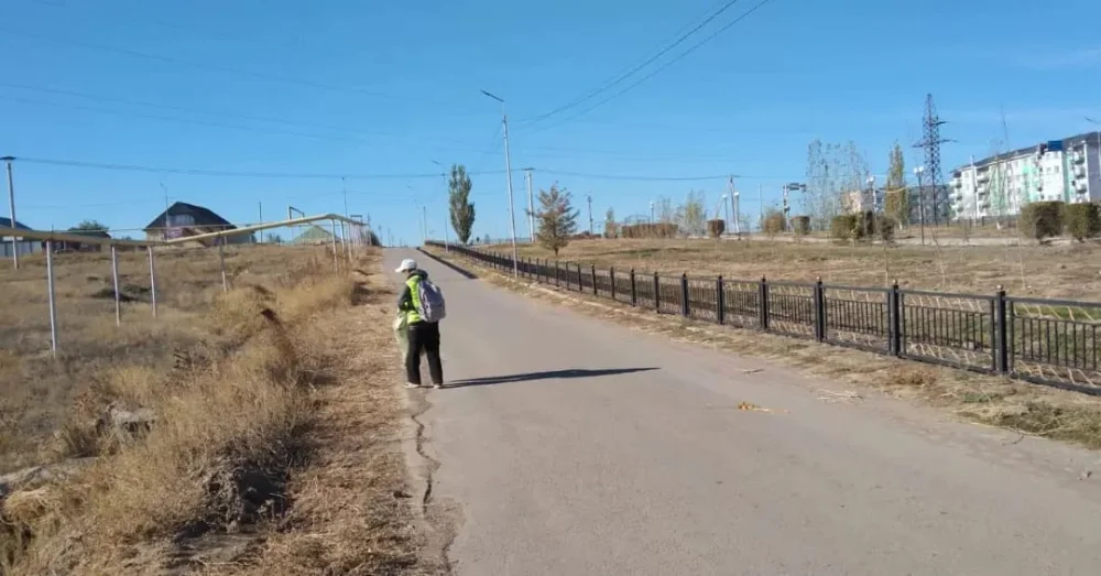 В рамках программы «Чистый Казахстан» в Сарыозекском сельском округе ежедневно проводятся уборочные работы — Фото 4