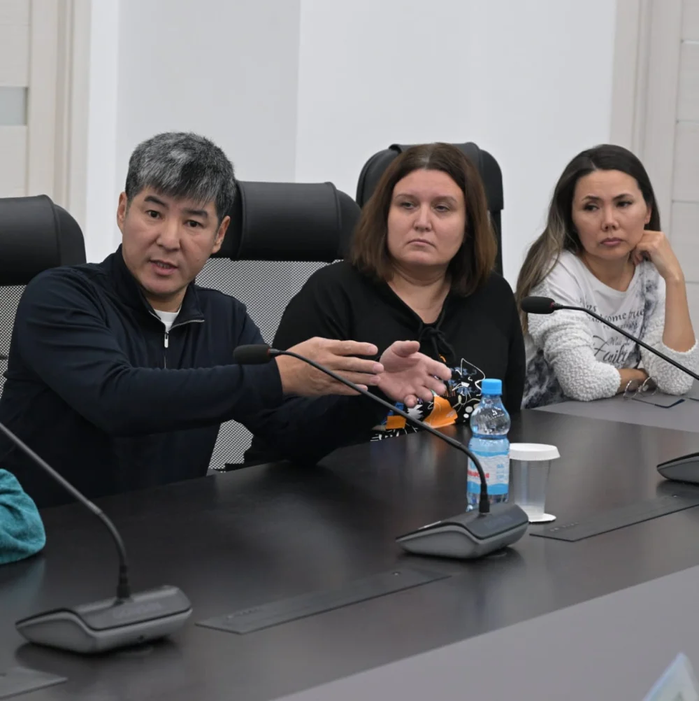 Аким области Асаин Байханов провел личный прием родителей бывших воспитанников центра «Самал» — Фото 9