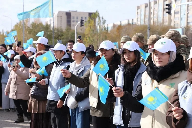 Государственный флаг в честь Дня Республики торжественно подняли в Караганде