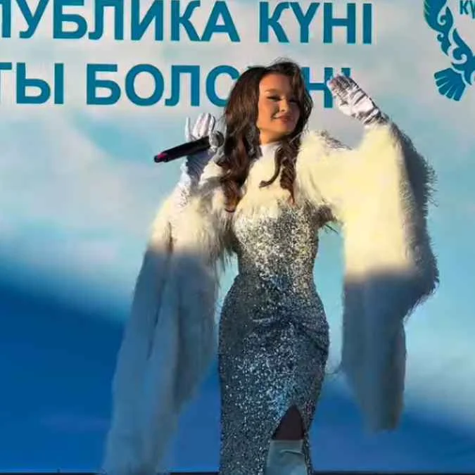 В честь Дня Республики на городской площади состоялся праздничный концерт — Фото 1