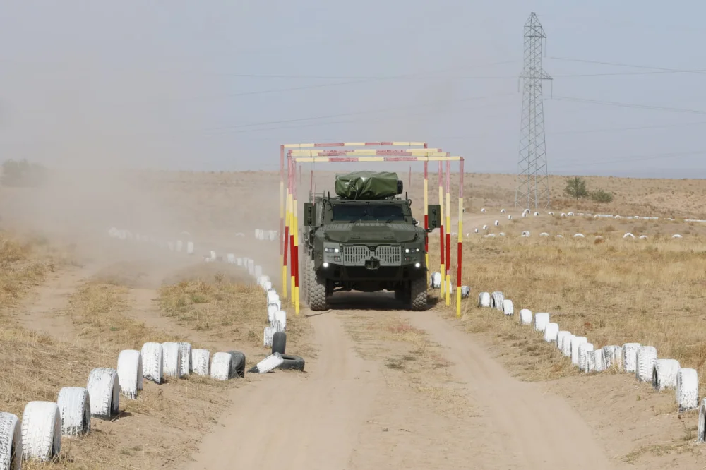 Военнослужащие Национальной гвардии осваивают новую отечественную бронетехнику «Барыс 6х6» — Фото 6
