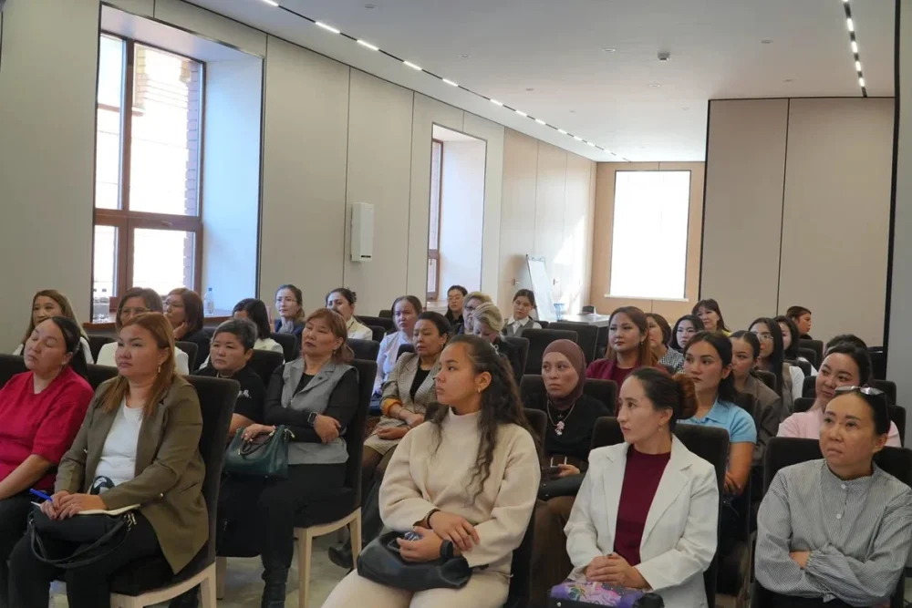 В области Абай прошёл практический тренинг «Развитие лидерских и коммуникативных навыков» — Фото 5