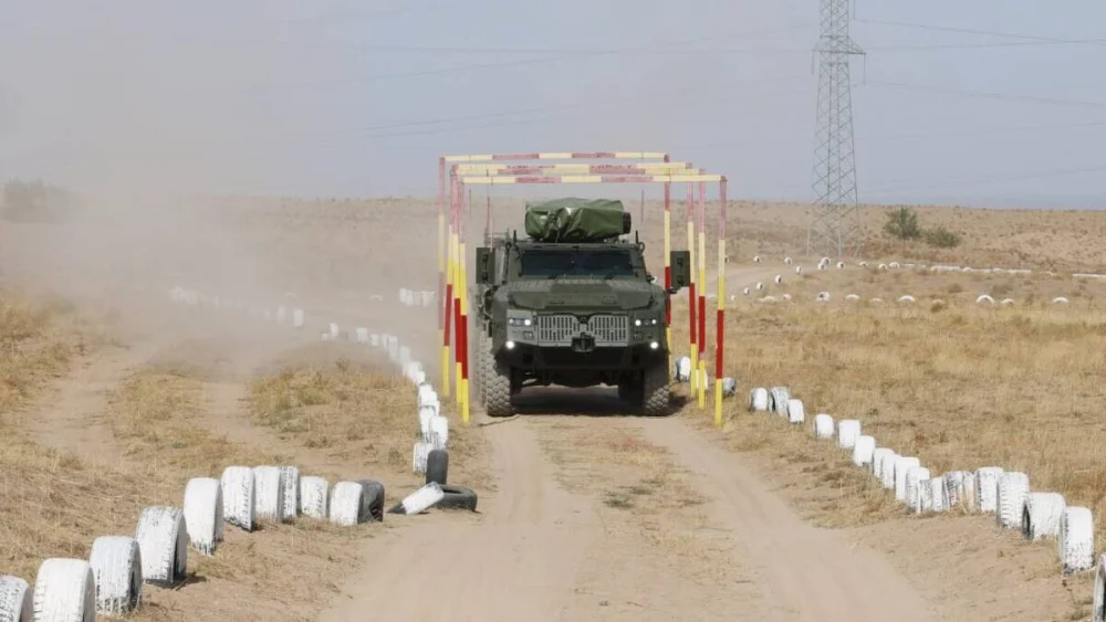 Военнослужащие Нацгвардии осваивают новую бронемашину отечественного производства "Барыс 6х6" — Фото 1