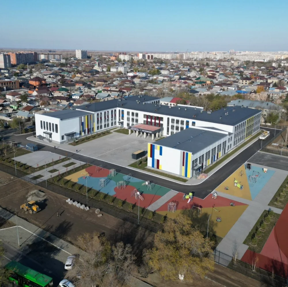В ходе рабочей поездки по Павлодару аким области Асайн Байханов ознакомился с подготовкой к открытию новой школы в микрорайоне Усольский, а также проверил ремонт городских дорог и строительство дорожной инфраструктуры специальной экономической зоны (СЭЗ) «Павлодар» — Фото 1