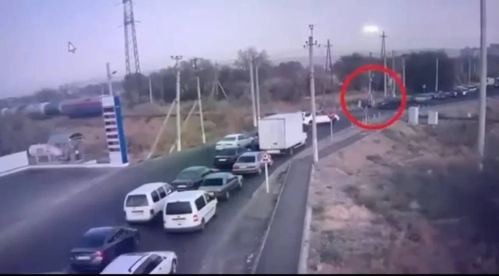 В Таразе водитель BYD не пропустил поезд