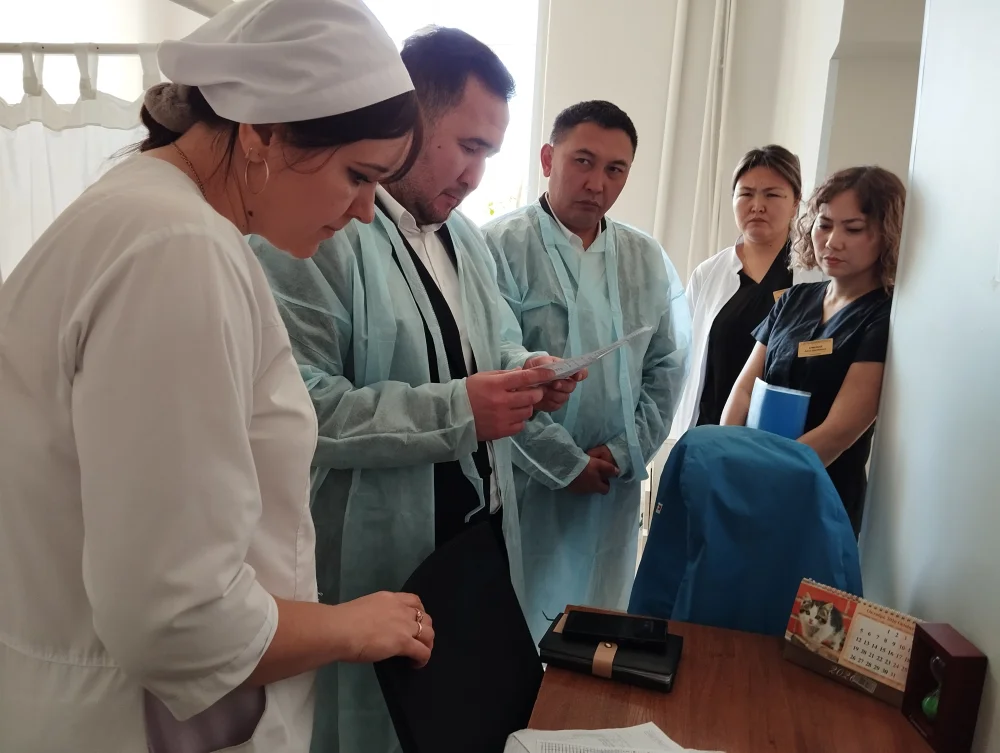 Представитель Уполномоченного по правам человека по Карагандинской области К. М. Бейсенбеков совместно с членом Комиссии по правам молодёжи «Еркіндік рухы» А. А. Джумальдиновым посетили Центр оказания специальных социальных услуг № 2 города Караганды — Фото 1