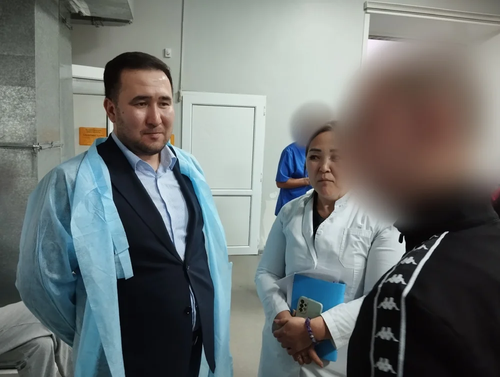 Представитель Уполномоченного по правам человека по Карагандинской области К. М. Бейсенбеков совместно с членом Комиссии по правам молодёжи «Еркіндік рухы» А. А. Джумальдиновым посетили Центр оказания специальных социальных услуг № 3 города Караганды — Фото 7