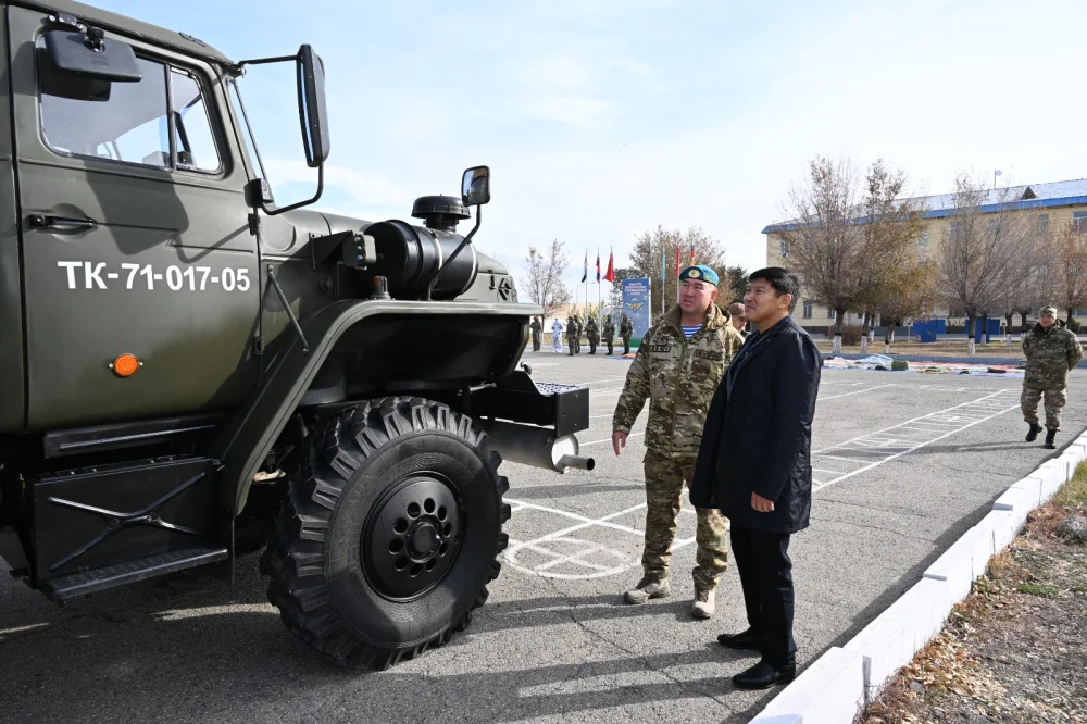 Аким города Ернат Бәзіл ознакомился с деятельностью воинской части 18404 имени И.В. Панфилова — Фото 3