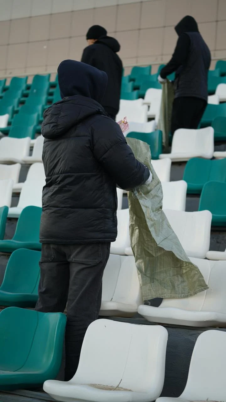 «Таза Қазақстан»: болельщики убрали мусор после футбольного матча в Жезказгане — Фото 5