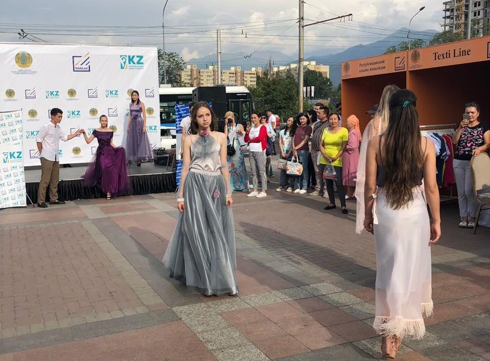 В АЛМАТЫ ОТКРЫЛАСЬ ЯРМАРКА ОТЕЧЕСТВЕННЫХ ТОВАРОВ НАРОДНОГО ПОТРЕБЛЕНИЯ