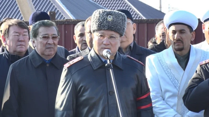 ЖИТЕЛИ АТЫРАУ С ПОЧЕТОМ ПРОВОДИЛИ В ПОСЛЕДНИЙ ПУТЬ ПОГИБШЕГО ПОЛИЦЕЙСКОГО