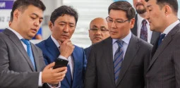 "Не выходя из машины". На заправках "КазМунайГаз" заправляются с помощью смартфонов
