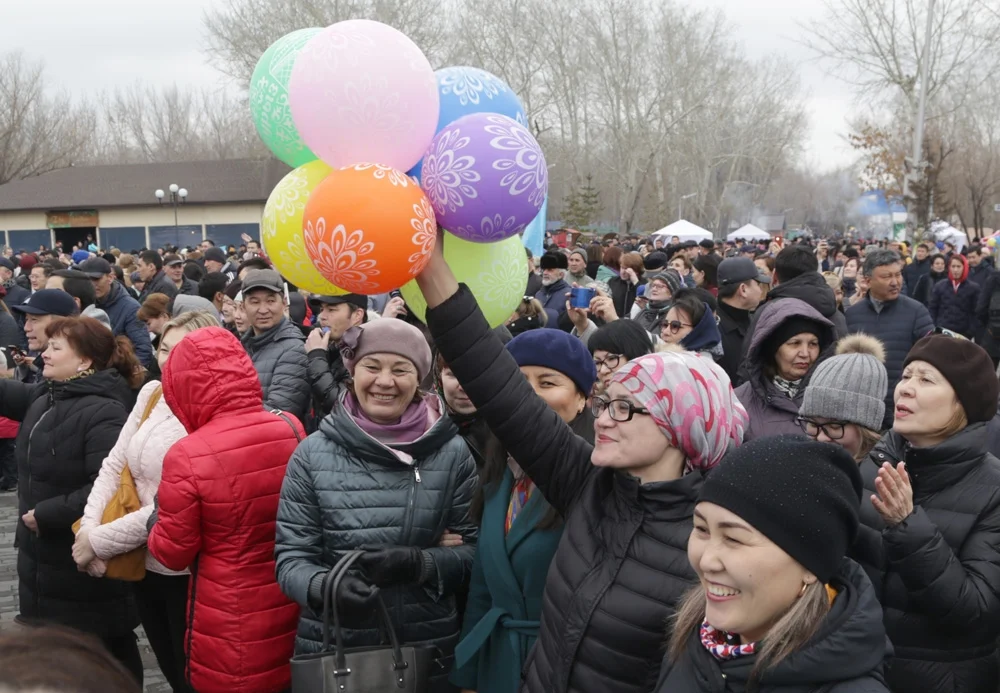 10 тысяч карагандинцев спели и станцевали в Центральном парке
