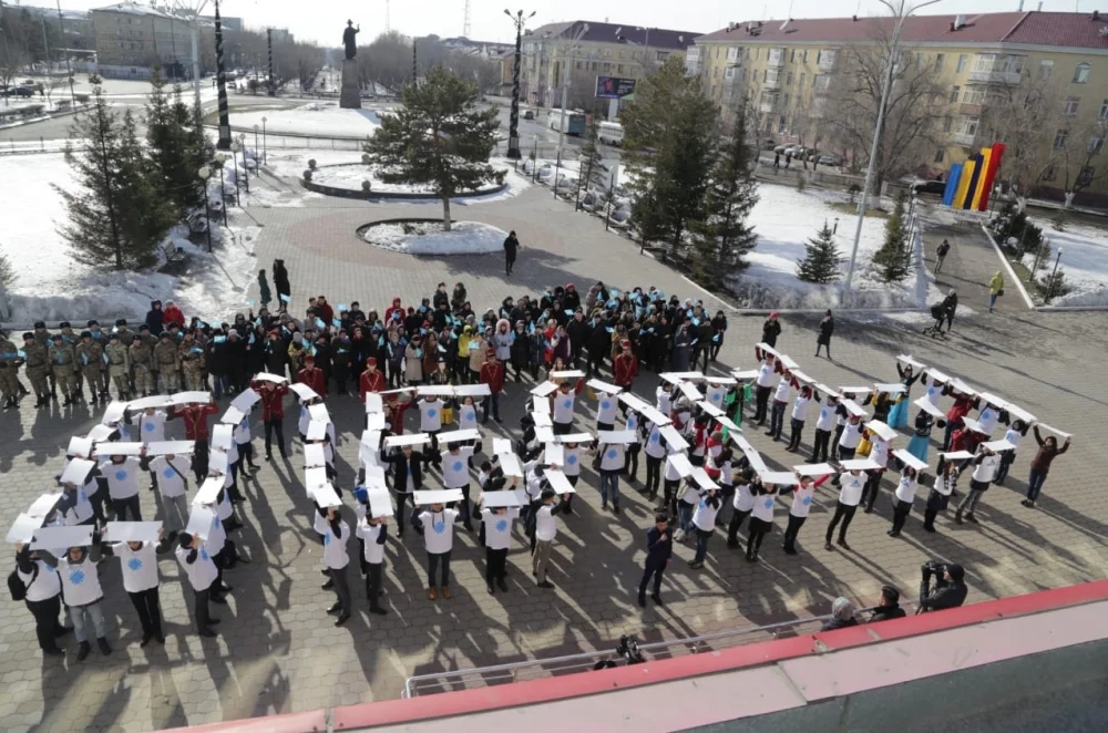 Студенты Караганды необычным способом выразили благодарность Елбасы